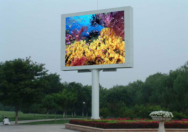 咸寧立柱廣告雙面與三面形式，究竟誰(shuí)更勝一籌？